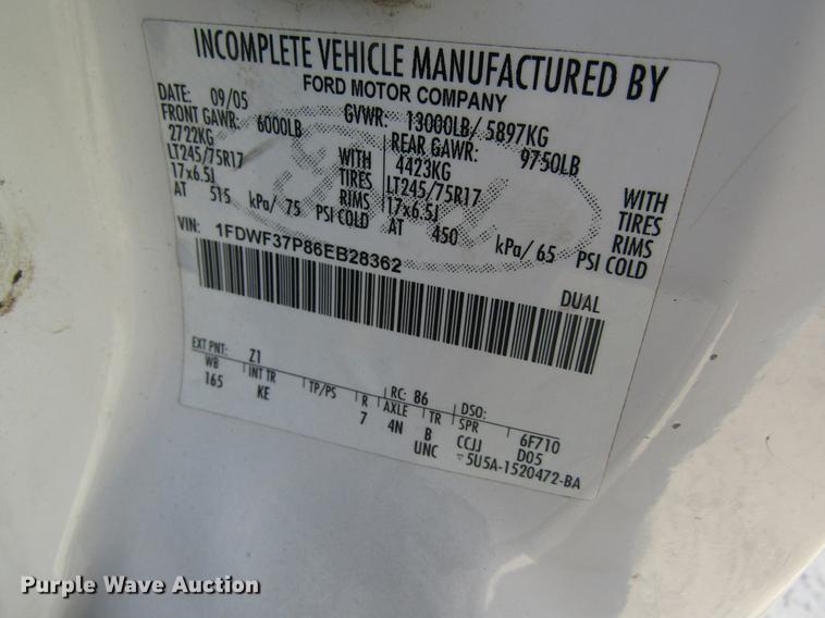 image for item DC4253 2006 Ford F350 Super Duty flatbed pickup truck