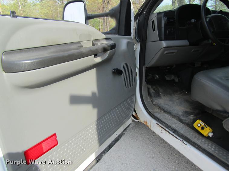 image for item DC4253 2006 Ford F350 Super Duty flatbed pickup truck