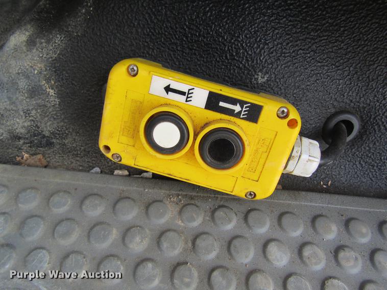 image for item DC4253 2006 Ford F350 Super Duty flatbed pickup truck