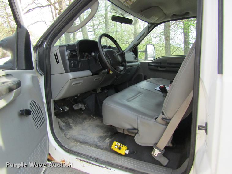 image for item DC4253 2006 Ford F350 Super Duty flatbed pickup truck