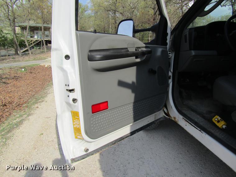 image for item DC4253 2006 Ford F350 Super Duty flatbed pickup truck