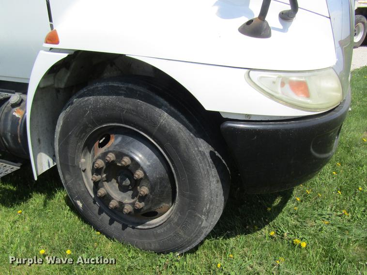 image for item DC4263 2007 International 4200 box truck