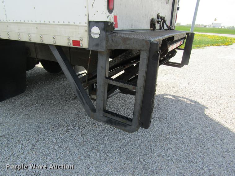 image for item DC4263 2007 International 4200 box truck