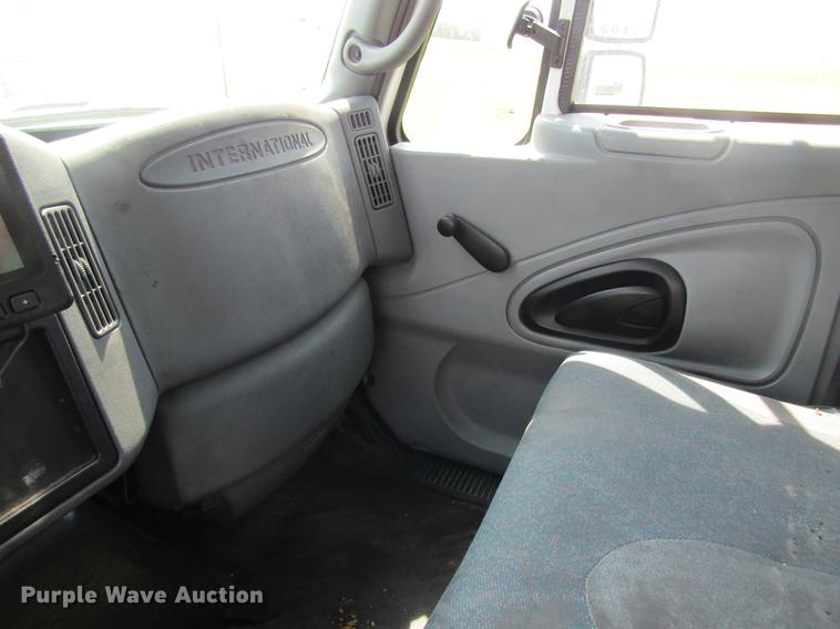 image for item DC4263 2007 International 4200 box truck