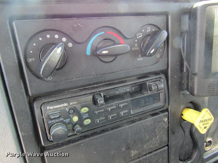 image for item DC4263 2007 International 4200 box truck