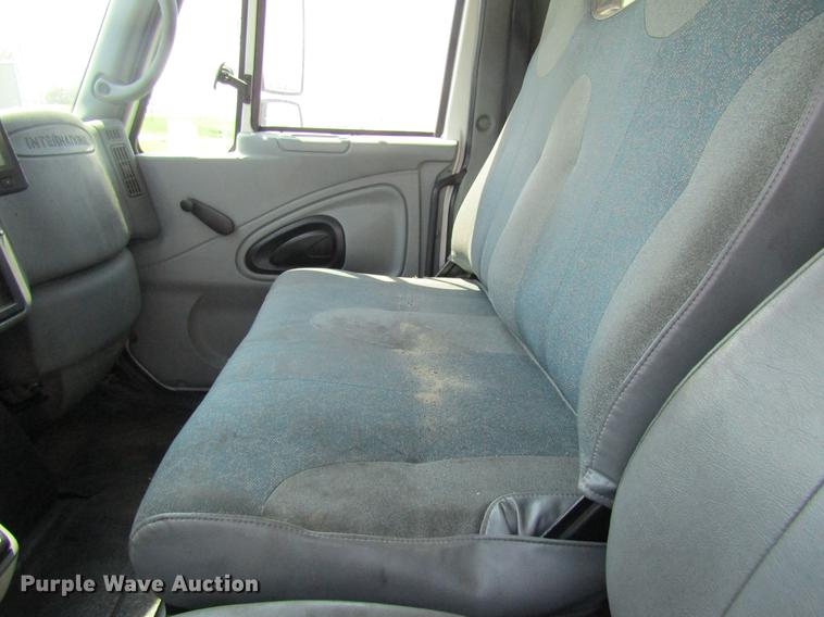 image for item DC4263 2007 International 4200 box truck