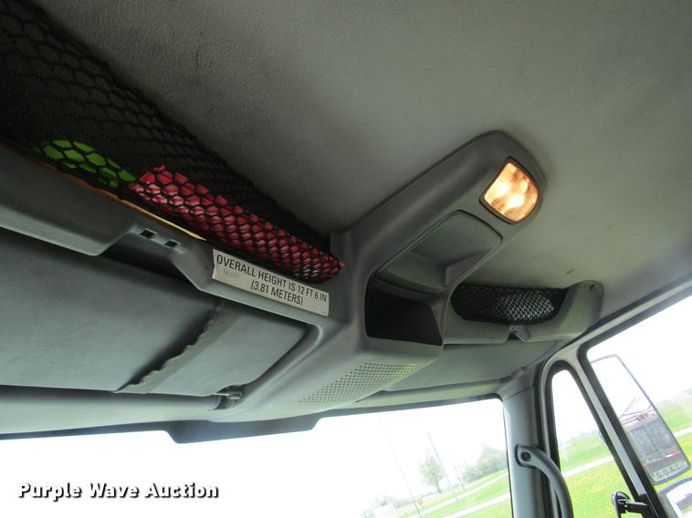 image for item DC4263 2007 International 4200 box truck