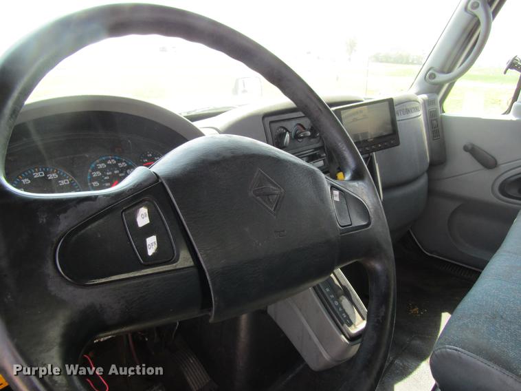 image for item DC4263 2007 International 4200 box truck