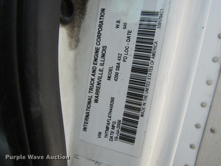 image for item DC4263 2007 International 4200 box truck