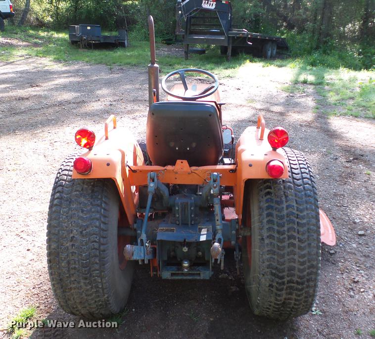 image for item DC5546 Kubota B8200 tractor