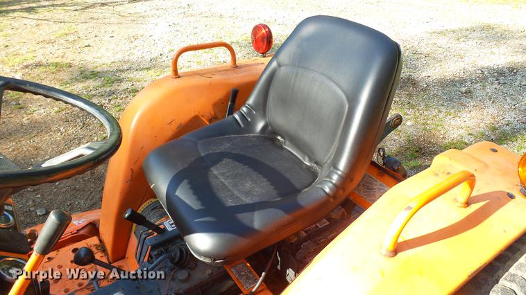 image for item DC5546 Kubota B8200 tractor