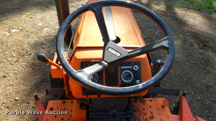 image for item DC5546 Kubota B8200 tractor