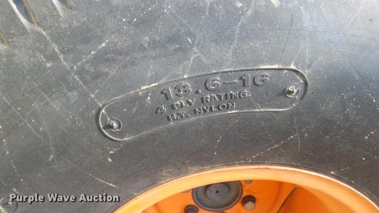 image for item DC5546 Kubota B8200 tractor