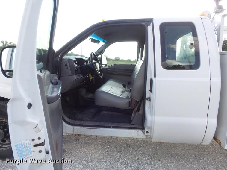 image for item DC7293 2000 Ford F350 Super Duty XL SuperCab utility bed pickup truck