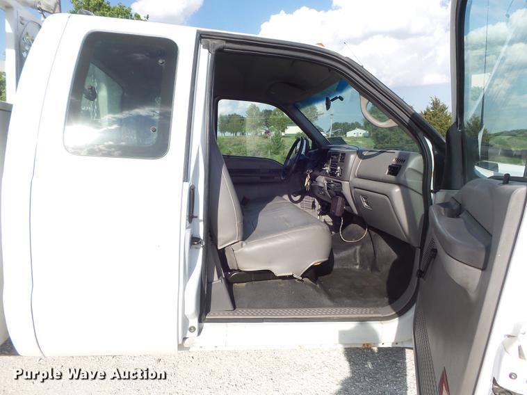 image for item DC7293 2000 Ford F350 Super Duty XL SuperCab utility bed pickup truck