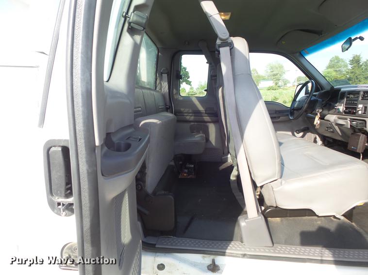 image for item DC7293 2000 Ford F350 Super Duty XL SuperCab utility bed pickup truck