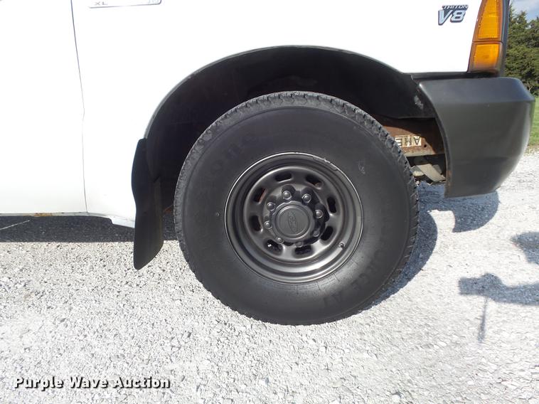 image for item DC7293 2000 Ford F350 Super Duty XL SuperCab utility bed pickup truck