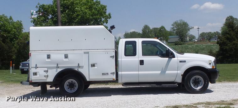 image for item DC7299 2002 Ford F350 Super Duty XL SuperCab utility bed pickup truck