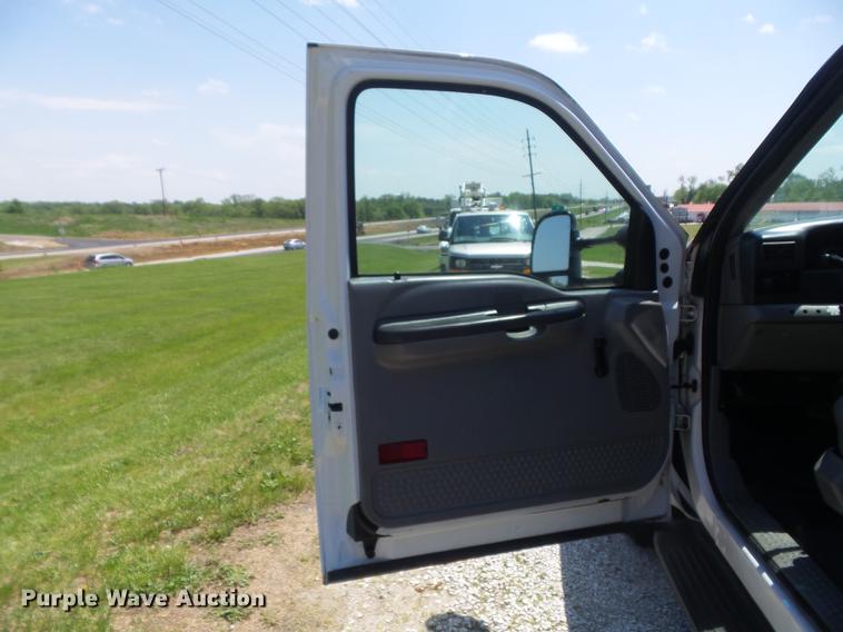 image for item DC7299 2002 Ford F350 Super Duty XL SuperCab utility bed pickup truck