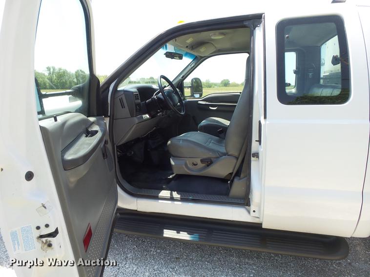 image for item DC7299 2002 Ford F350 Super Duty XL SuperCab utility bed pickup truck