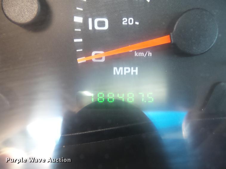 image for item DC7299 2002 Ford F350 Super Duty XL SuperCab utility bed pickup truck