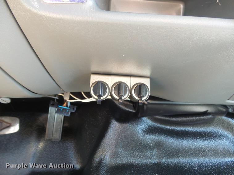 image for item DC7299 2002 Ford F350 Super Duty XL SuperCab utility bed pickup truck