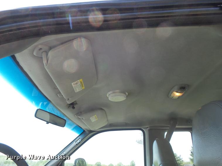 image for item DC7299 2002 Ford F350 Super Duty XL SuperCab utility bed pickup truck