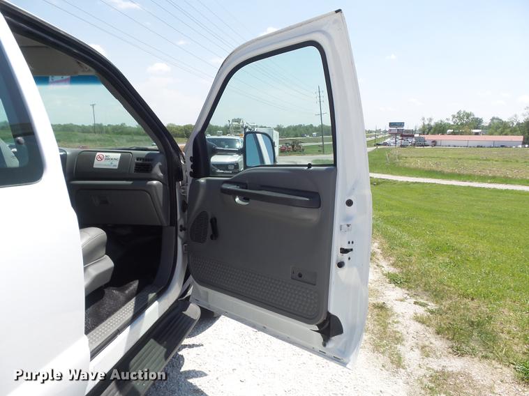 image for item DC7299 2002 Ford F350 Super Duty XL SuperCab utility bed pickup truck