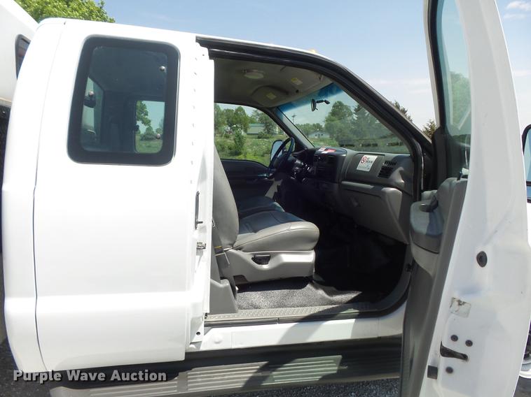 image for item DC7299 2002 Ford F350 Super Duty XL SuperCab utility bed pickup truck