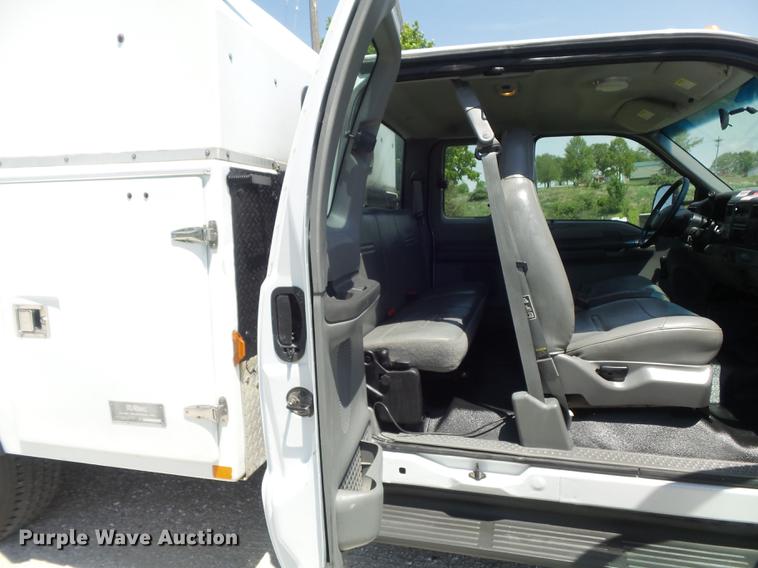 image for item DC7299 2002 Ford F350 Super Duty XL SuperCab utility bed pickup truck