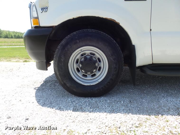 image for item DC7299 2002 Ford F350 Super Duty XL SuperCab utility bed pickup truck