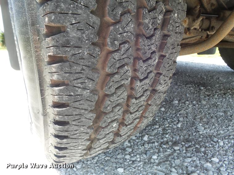 image for item DC7299 2002 Ford F350 Super Duty XL SuperCab utility bed pickup truck