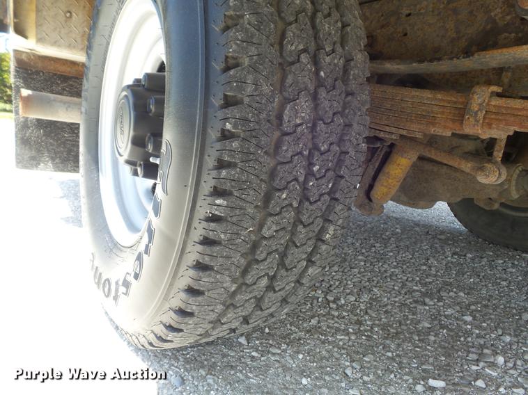 image for item DC7299 2002 Ford F350 Super Duty XL SuperCab utility bed pickup truck