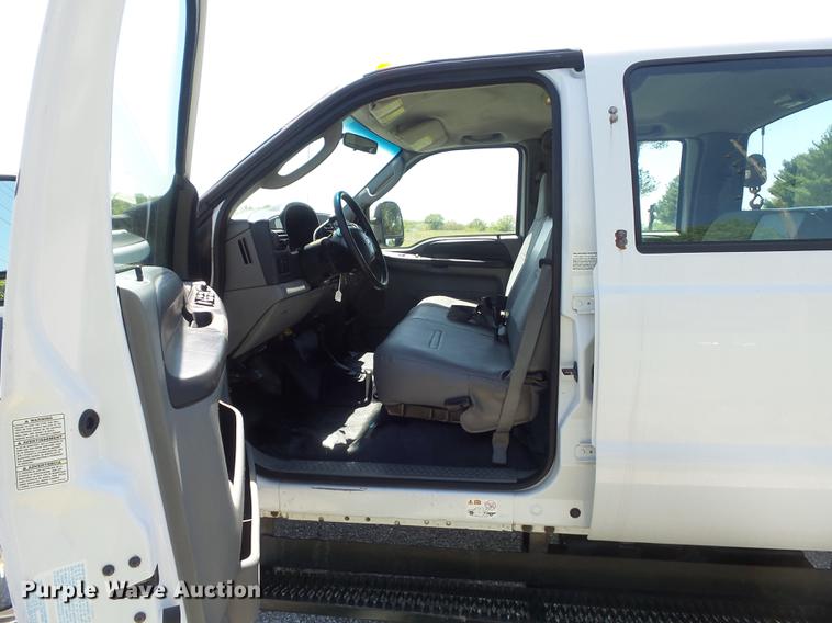 image for item DC7309 2005 Ford F550 Super Duty XL Crew Cab utility truck with crane