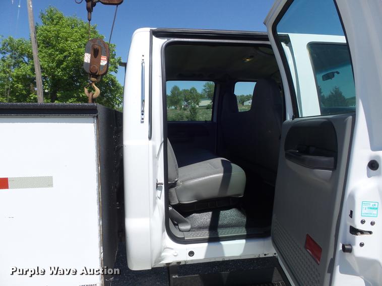 image for item DC7309 2005 Ford F550 Super Duty XL Crew Cab utility truck with crane