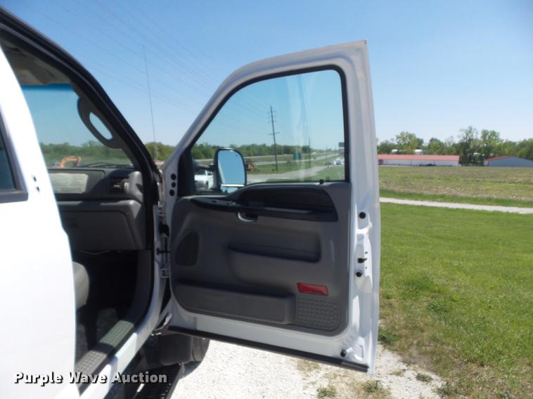 image for item DC7309 2005 Ford F550 Super Duty XL Crew Cab utility truck with crane