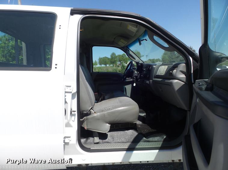 image for item DC7309 2005 Ford F550 Super Duty XL Crew Cab utility truck with crane