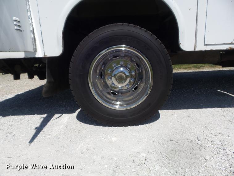 image for item DC7309 2005 Ford F550 Super Duty XL Crew Cab utility truck with crane