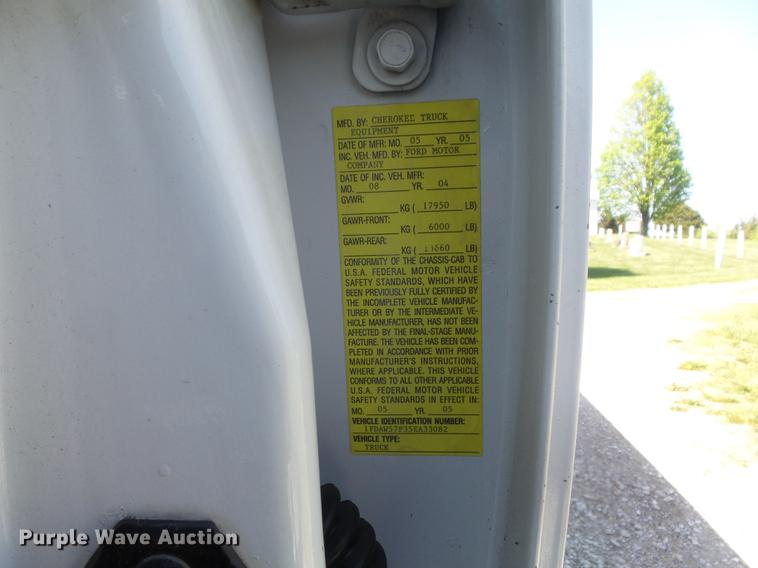 image for item DC7309 2005 Ford F550 Super Duty XL Crew Cab utility truck with crane