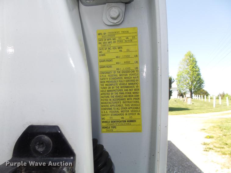 image for item DC7309 2005 Ford F550 Super Duty XL Crew Cab utility truck with crane