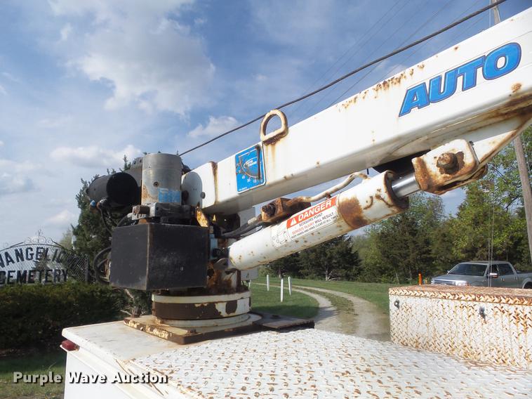 image for item DC7315 2006 Ford F450 Super Duty XL utility truck with crane