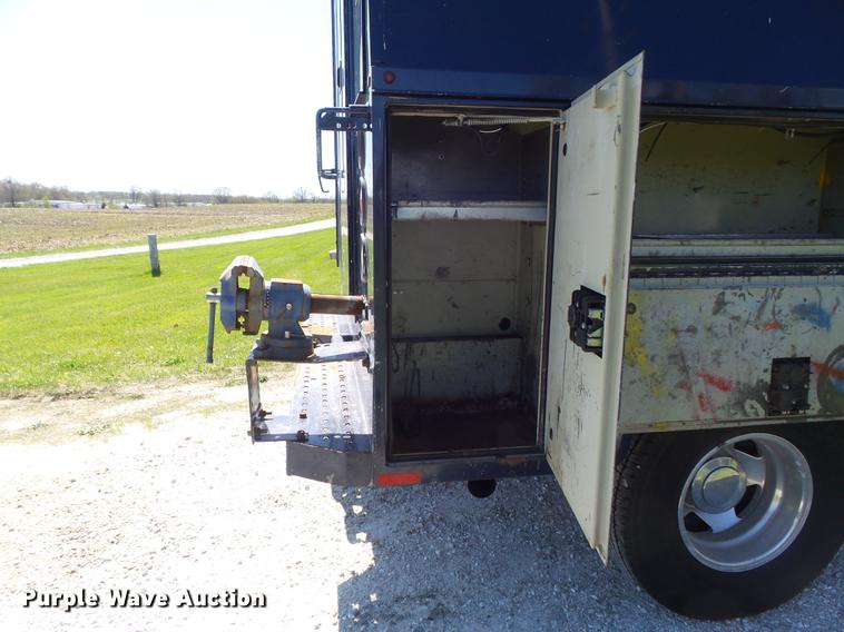 image for item DC7324 2004 Ford F350 Super Duty Lariat Crew Cab utility bed pickup truck