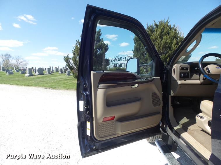 image for item DC7324 2004 Ford F350 Super Duty Lariat Crew Cab utility bed pickup truck