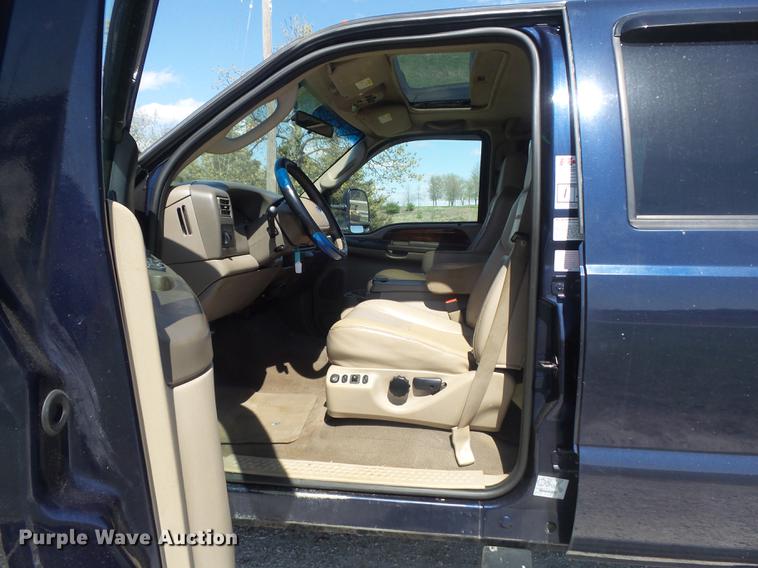 image for item DC7324 2004 Ford F350 Super Duty Lariat Crew Cab utility bed pickup truck