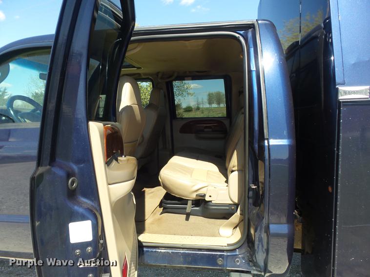 image for item DC7324 2004 Ford F350 Super Duty Lariat Crew Cab utility bed pickup truck