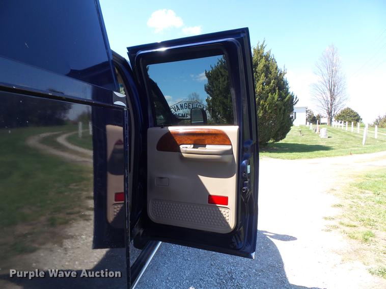 image for item DC7324 2004 Ford F350 Super Duty Lariat Crew Cab utility bed pickup truck