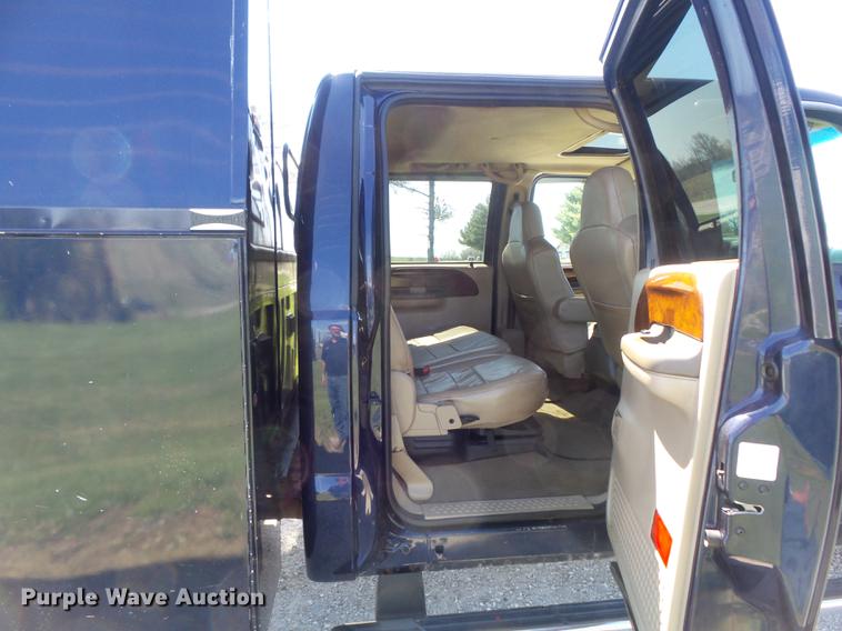 image for item DC7324 2004 Ford F350 Super Duty Lariat Crew Cab utility bed pickup truck