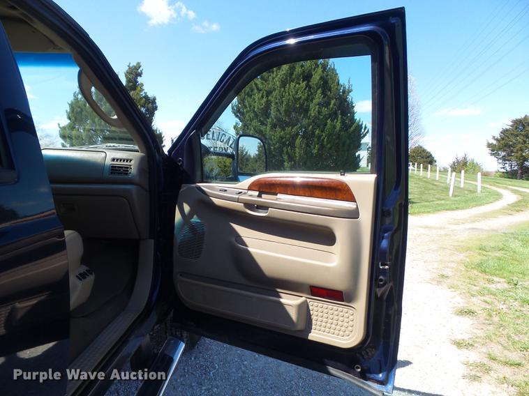 image for item DC7324 2004 Ford F350 Super Duty Lariat Crew Cab utility bed pickup truck