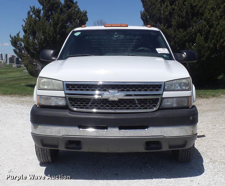 image for item DC7326 2005 Chevrolet Silverado 3500 Ext. Cab flatbed pickup truck