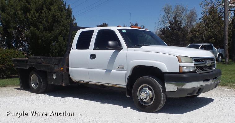 image for item DC7326 2005 Chevrolet Silverado 3500 Ext. Cab flatbed pickup truck